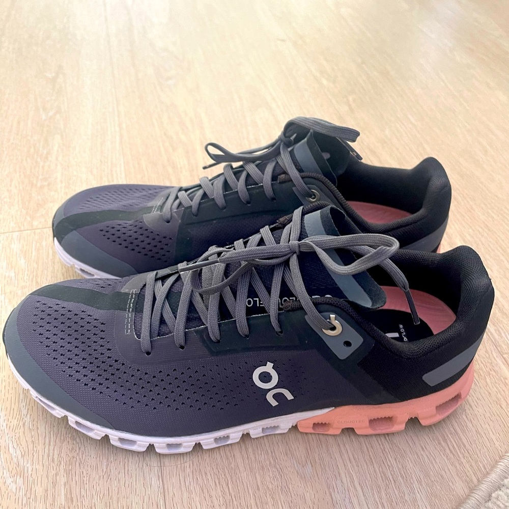 Brand new (worn only once) On cloud tennis shoes size 8.5